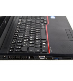Poleasingowy laptop Fujitsu Lifebook E556 z Intel Core i7 6 generacji w klasie A+.
