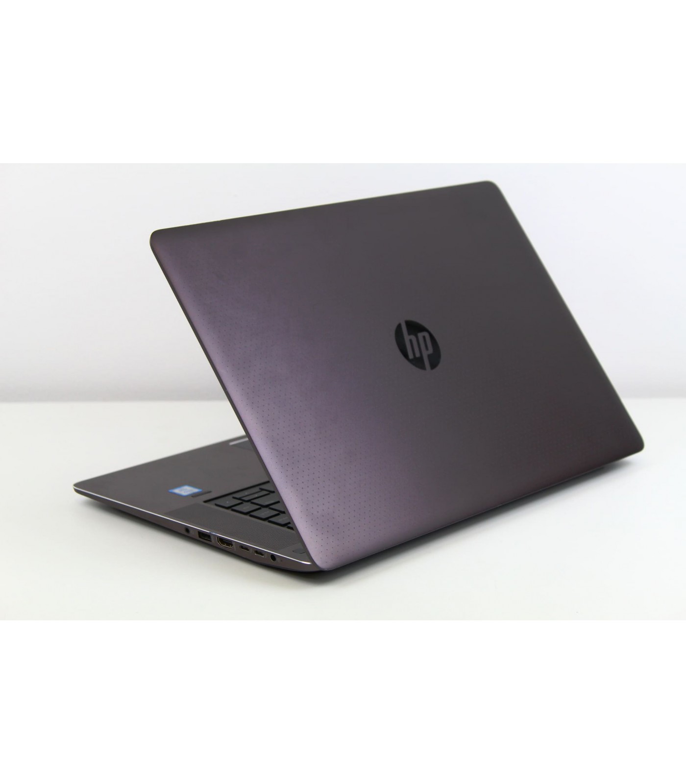 Poleasingowy laptop HP Zbook Studio G3 z Intel Xeon E3-1505M V5 i kartą graficzną Nvidia Quadro M1000M, Klasa A.